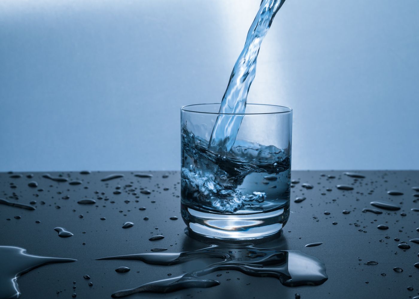 Стакан воды, наливание